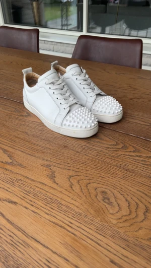 christian louboutins  - Tjena säljer nu mina christian louboutins skor i storlek 42. Skicket är 8/10. Skriv för mer bilder och frågor.
