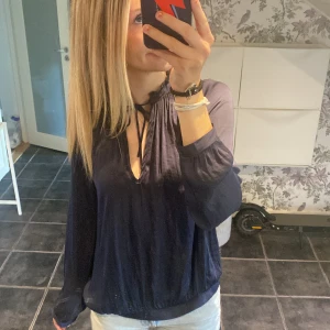Blus  - Säljer min fina marinblå blus❣️den är i jättebra skick endast använd en gång 