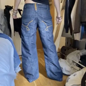 Jeans - Pissiga bilder med snygga brallor. Snygga jeans med snygga bakfickor som inte längre kommer till användning.  Midjemått: 78cm Innerbenslängd: 66cm