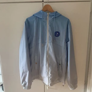Trapstar Windbreaker - Hej, jag säljer nu min trapstar windbreaker då jag inte använder den längre, skick 8/10 då jag inte använt den jätte jätte mycket, priset är inte fast så det är bara att höra av sig👍🏻