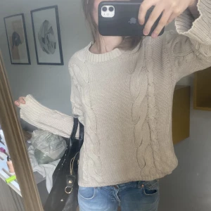Stickad tröja - Kabelstickad tröja i fint skick som passar perfekt nu när det börjar bli kallare 😍