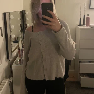 Grå stickad kofta - Supersöt och mjuk grå stickad kofta i fint skick! Storlek M men passar nästan alla beroende på hur man vill att den sitter. Pris kan diskuteras 💖