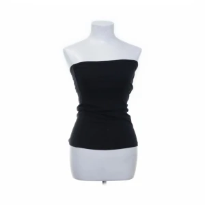 Tubtopp  - Svart tubtopp från weekday💕 Köptes för några månader sedan men är tyvärr för litet på mig.  Linnet är bara testat!💕💕 Det är ganska litet så skulle säga att det passar en Xs💕💕