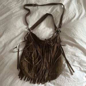 Mocka väska - vintage boho väska med fransar, har ett längre band också om man vill variera och ha den cross body, aldrig använd 