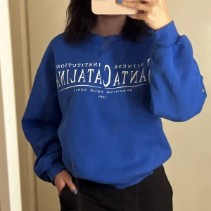 Sweatshirt  - Sweatshirt med tryck från gina i storlek XS. Säljer pga att den inte kommer till användning längre. Är i bra skick, inga defekter. Säljer för 100kr + frakt. 