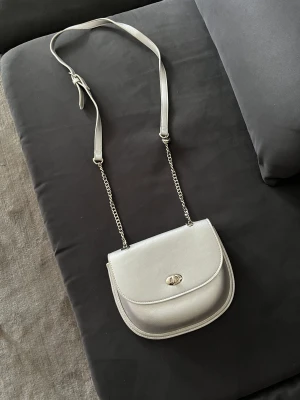 Björn Borg Väska med kedjor - Säljer en Björna Borg väska som är i silver med kedjor. Är i bra skick, knappt använd. Tjockt läder så den är slitstark. Nypris kosta den 899kr Säljer för 150kr