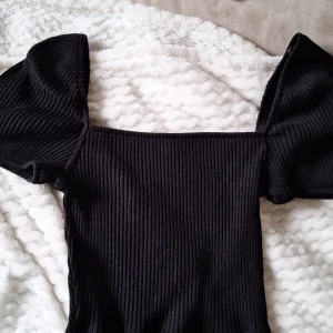 Söt topp - Söt, ribbad topp från H&m, storlek Xs.