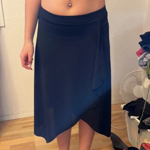 Svart kjol  - Svart kjol från lindex. Inga fel. Oanvänd. Storlek XS men passar också som M.