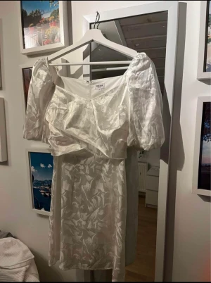 Studentklänning - Studentklänning. Storlek 38. Använd 1 gång. Köpt på Bubbleroom förra året. Det finns ett lite slitage (se bild 3) som man knappt ser.