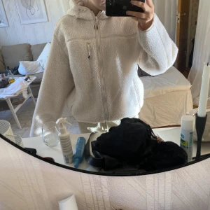 Teddyjacka - Helt ny teddyjacka från H&M! Knappt använd, jättefint skick🫶🏼