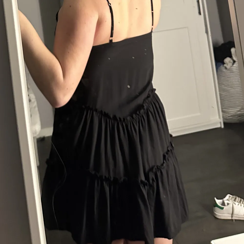 En svart klänning från SHEIN. Liknande den populära Zara klänningen. Aldrig använd.. Klänningar.
