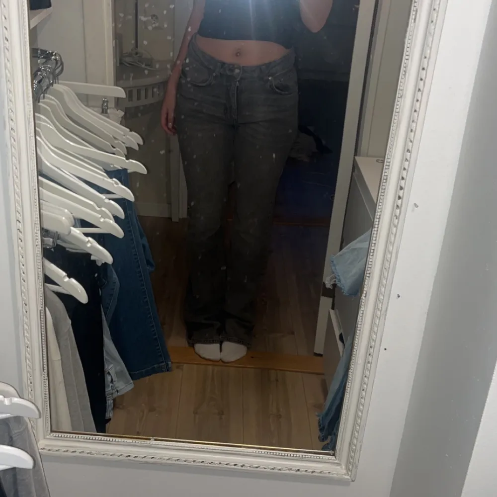 Gina jeans i storlek 38, jeansen är långa i benen och medelhöga i midjan.. Jeans & Byxor.