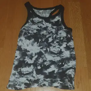 Har andvänts typ 3 gånger det är en svart och vit blommig tank top fråga mig vad som.