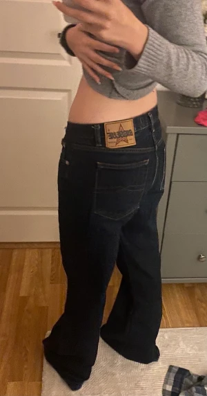 Baggy jeans - Återsäljer dessa vintage mörkblåa Bigblue jeans köpta från sellpy💓 jeansen är väldigt baggy och långa i benen (Som referens är jag 165 cm lång och har mellan storlek 34-36 i jeans och byxor💘) pris kan diskuteras, köparen står för frakt:)