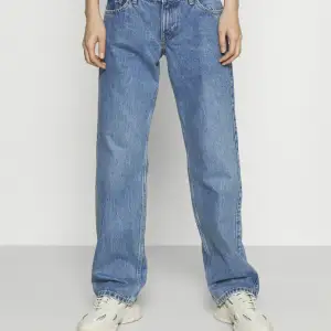 Säljer mina weekday jeans som är använd ett par fåtal gånger, säljer då dom inte kommer till användning. Dom är köpta för 590 kr och är i färgen belize blue som inte säljs längre! Skriv för mer bilder!