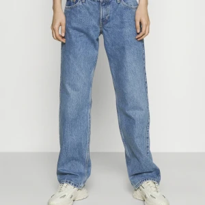 Low arrow jeans Weekday - Säljer mina weekday jeans som är använd ett par fåtal gånger, säljer då dom inte kommer till användning. Dom är köpta för 590 kr och är i färgen belize blue som inte säljs längre! Skriv för mer bilder!