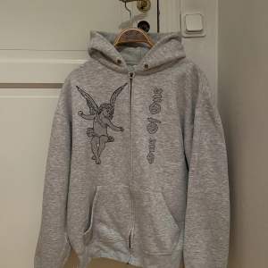 En limiterad zip hoodie från one of one. Skick 10/10 knappt använd. Alla stenar är kvar se bild 2,3. Storlek M men passar också S (är 178cm lång). Priset kan diskuteras vid snabb affär, köparen står för frakt. Frakta eller mötas upp i Eskilstuna mvh Eric.