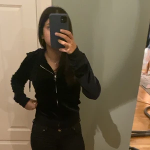 Juicy tröja  - En ny svart juicy tröja i storlek xs, originalpris 1300kr. Säljer även de svarta juicy byxorna för 499kr i storlek xs. (Tröjan är helt ny) 