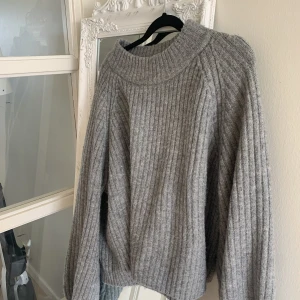 Stickad tröja  - Så fin oversize sitter lite oversize på mig som annars har 38  Ny pris 399