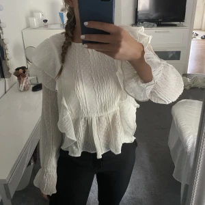 Vit blus - Super söt blus från zara🤍🤍finns inte kvar på hemsidan 