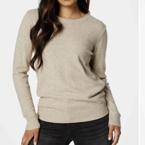 Stickad tröja, Vila - Hej! Säljer min beiga/bruna stickade tröja från Vila i storlek S. Använd ca 2 gånger. Väldigt skönt material. Nypris är 329kr men jag säljer för 179kr+frakt💕💕💕