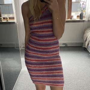 säljer denna randiga klänning i dessa fina färger, det är en storlek XS men väldigt stretchig, kontakta för fler bilder/ intresse🩷
