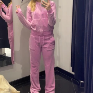 Juicy Couture sett - Säljer mitt juicy Couture sett som jag inte får användning för längre tyvärr, nypris 2300kr men jag säljer för 800kr, bra skick men lite missfärgade längst ner på byxorna som man ser😊 Byxorna är xs och tröjan är s