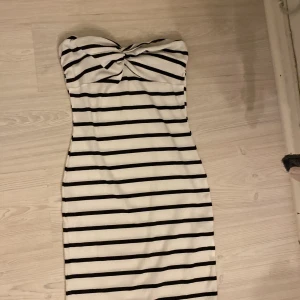 Svart och vit randig klänning - Säljer denna från shein , använd vca 2 gånger