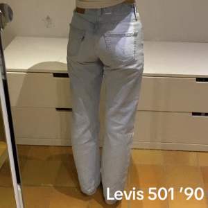 Supersnygga ljusblå raka levis501 jeans som är Mid-waist, som jag tyvärr köpte i fel storlek och råka slita av lappen på. Därför endast användt fåtal ggr, toppen skick! Jag är 165 cm, gissar storlek 32-34❤️ Skriv för funderingar/bilder!  Nypris 1250kr🥰
