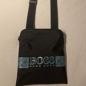 Justerbar Hugo boss väska. Använt fåtal gånger, säljer då den inte kommer till användning! Ny pris 1200kr