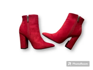 Korta stövlar - Snygga röda skor i konstmocca. Aldrig använda utomhus så i perfekt skick. Storlek 37.