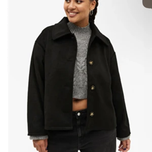 kappa från monki - en jätte fin kappa utan några hål eller fläckar❤️den är knappt använd och i bra skick, skriv för bilder eller frågor