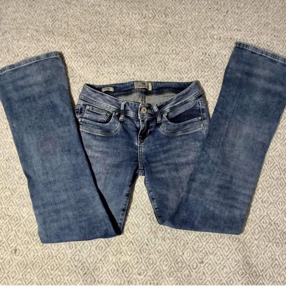 säljer mina ltb jeans i färg blue addicted för dom passar inte mig, skriv privat för frågor/bilder 💕. Jeans & Byxor.