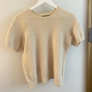 Stickad t-shirt - Stickad t-shirt i mjukt material