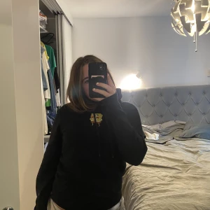 Svart hoodie - En svart hoodie med svampbob tryck från hm! Använd fåtal gånger för ett tag sedan!