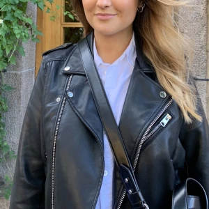 Skinnjacka från Pull and Bear - Svartskinnjacka i Stl L men den är liten i stl. Jag är normalt en s och den sitter perfekt på mig, kan ha en tjocktröja under.