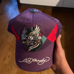 Säljer nu kopia ed Hardy keps som inte kommer till användning. Den är kopia. Den har något slags märke vid skärmen som inte går bort men det syns knappt när den används.