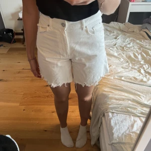 Vita jeansshorts - Endast använda några gånger, ganska stora i storleken då 34 vanligtvis är för litet för mig💕