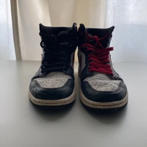 Jordan High - Säljer nu mina Jordan High! Köpta ursprungligen av en kompis och är ganska använda.   Storlek 43 Cond 7/10 - lite ”creasade” annars inget mer Nypris: 3499:- Obs skosnöre av samma sort finns!