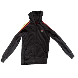 Adidas hoodie  - En snygg adidas hoodie som påminner om Jamaica, inget fel på den. Säljer på grund av att den är för stor. Är S men sitter som M, pris kan diskuteras…