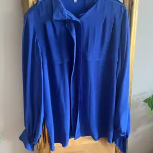 En blå skjorta köpt vintage men aldrig använd av mig och den är i jättegott skick. 