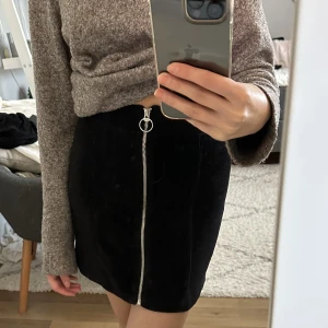 svart manchester kjol - svart JÄTTFEFIN manchester kjol. säljer då den är för liten i midjan för mig. Den är jättemjuk och skön!!🥹🤍pris kan diskuteras❤️