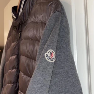 Moncler cardigan stl M (3) - Säljer nu denna sjukt snygga moncler cardigan | Skick 9/10 | Nypris 4000 kr | Mitt pris 2800 kr | Hör av er vid minsta lilla fundering!🤝