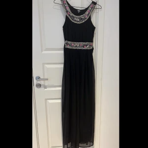 Långklänning - ASOS - Lång klänning från ASOS, helt oanvänd (saknar etikett). Har fina detaljer på midjan✨