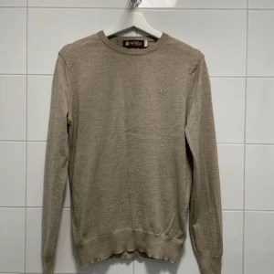 Morris crewneck - 10/10 skick ny pris 1800kr ser brun ut men den är beige in real (heltny)