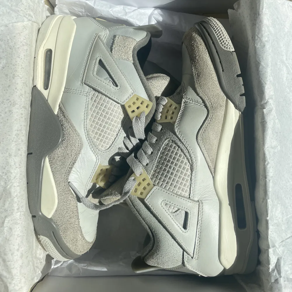 Air Jordan 4 i en snygg colorway. Skorna i limiterad upplaga. Låda och kvitto finns. Skorna är i väldigt bra skick, lite slitage. Och därför släpper jag dem väldigt lågt jämfört med andra. Skriv vid minsta fråga. Pris kan diskuteras!! 🤙🔥. Skor.