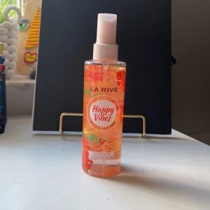 Body mist - O använd body mist från La Rive! Doftar supergott och frächt!