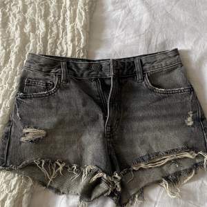 Säljer dessa snygga jeansshorts med slitningar eftersom dom ej kommer till användning. Jag är 165 och har dessa i sto 34. Midrised 💕💕