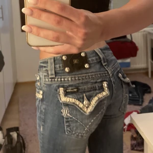 Miss me jeans - De är köpta second hand men i bra skick. De var från början skinny jeans men jag sydde dom så de är utsvängda, dock är det absolut inte bra sytt och det syns ganska mycket. De passar perfekt på mig som har st 36. Säljer eftersom jag inte använder 💗