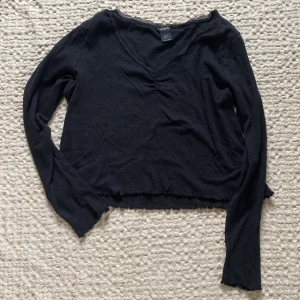 Svart tröja - Svart tröja med spets från Lindex. Storlek L men skulle säga att den passar S-L beroende på hur du vill att den ska sitta. Liten fläck(se andra bilden)